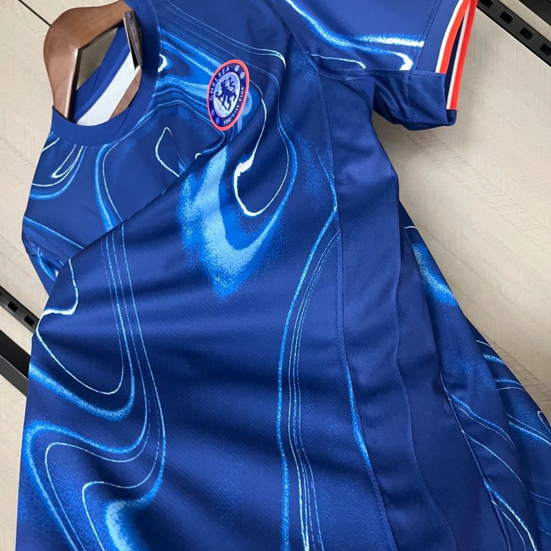 Camisa Chelsea Home 2024/25 Masculina para torcedor, azul royal com detalhes em branco, modelo oficial do clube, ideal para fãs do Chelsea FC"