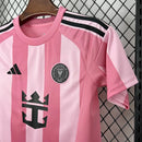 Kit Infantil Inter Miami Home 2025/26 Adidas rosa e preto com camisa e short, ideal para crianças de 3 a 13 anos – uniforme oficial do time de Lionel Messi com design moderno e confortável.
