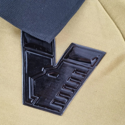 Camisa Venezia Third III 2022/23 Kappa Torcedor Masculina Manga Longa Dourada com detalhes em preto e verde, escudo do clube e design elegante inspirado na moda veneziana.”