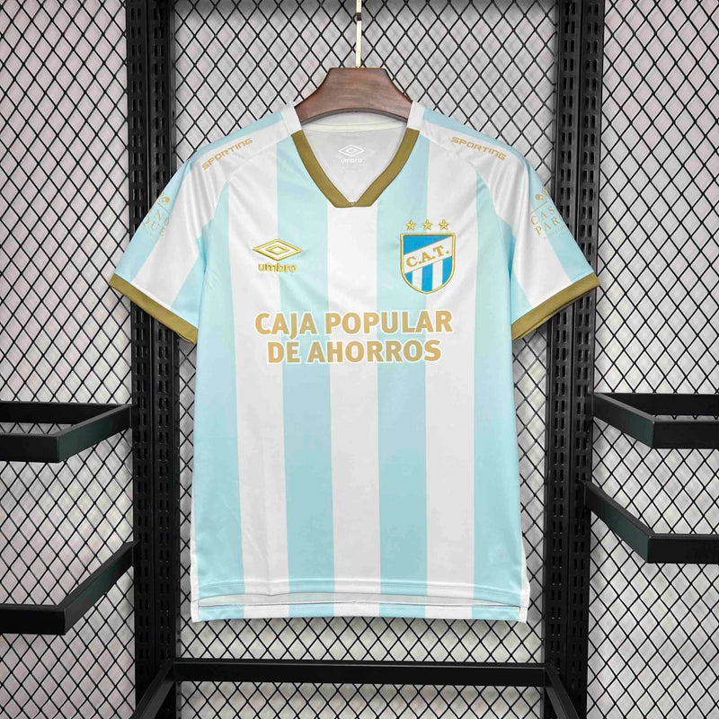 Camisa Tucumán Home I 2024/25 Umbro Torcedor Masculina azul, escudo do clube aplicado, tecido leve e respirável, design moderno para torcedores do Club Atlético Tucumán.