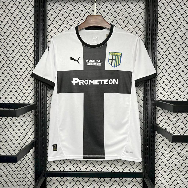 Camisa Parma Home I 2024/25 Puma Torcedor Masculina Branca com cruz azul, escudo bordado e design clássico do clube italiano.”