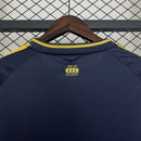 Camisa Boca Juniors Third III 2024/25 Adidas Torcedor Masculina azul, uniforme alternativo do Boca Juniors com design moderno, tecnologia Aeroready e tecido leve para conforto e performance.