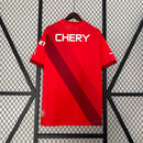 Camisa Universidad Católica Away II 2024/25 Puma Torcedor Masculina vermelha, uniforme de futebol chileno com tecnologia DryCell, design moderno e escudo da Católica em destaque.