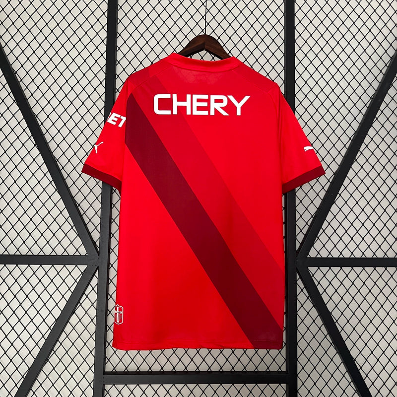 Camisa Universidad Católica Away II 2024/25 Puma Torcedor Masculina vermelha, uniforme de futebol chileno com tecnologia DryCell, design moderno e escudo da Católica em destaque.