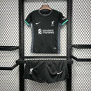 "Kit Infantil Liverpool Away II 2024/25 Nike completo com camisa, shorts e meias, oficial, escudo do Liverpool em destaque, design moderno e confortável para crianças de 3 a 13 anos"
