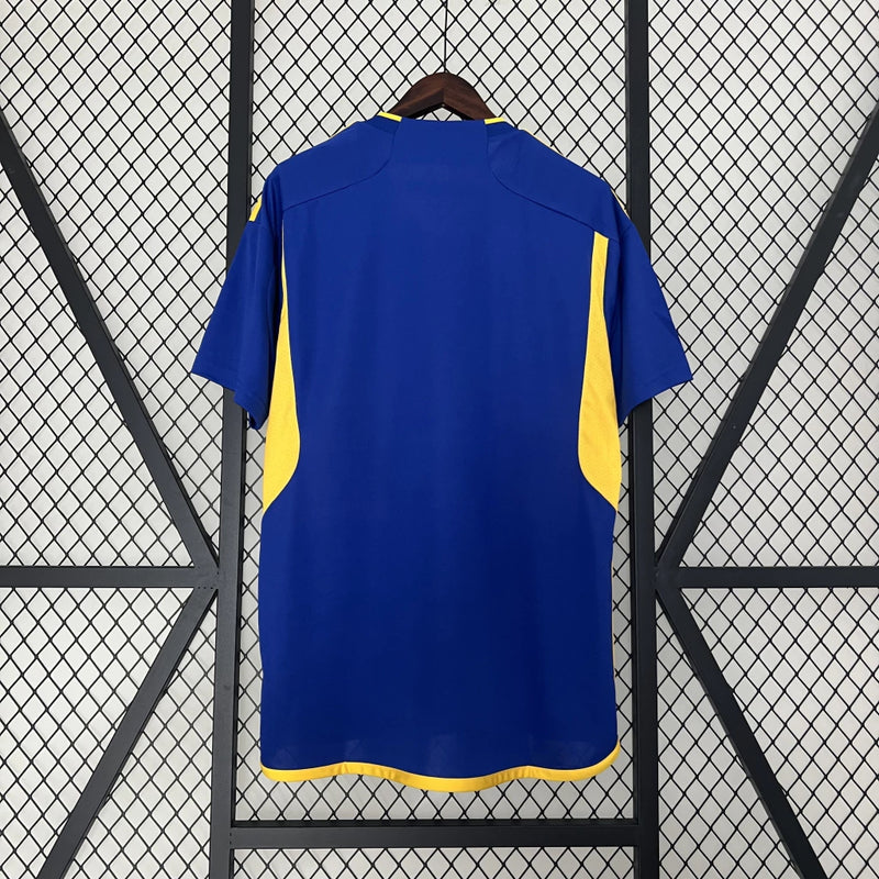 Camisa Boca Juniors 'Del Hincha' 2023/24 Adidas Torcedor Masculina azul e amarela, edição especial com escudo bordado e tecnologia AEROREADY"