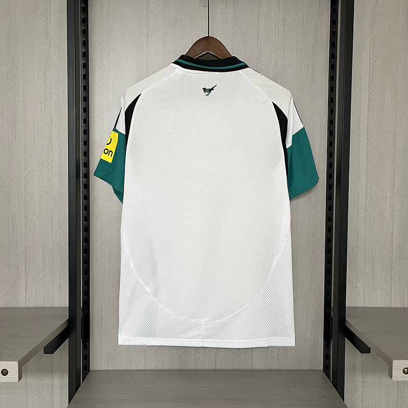 Camisa Newcastle Third III 2024/25 Adidas Torcedor Masculino - uniforme alternativo dos Magpies, design moderno em cores exclusivas, escudo do clube e logo Adidas em destaque.