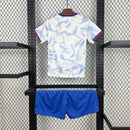 Kit Infantil Estados Unidos Home (1) 2025/26 Nike, uniforme oficial branco com detalhes em azul e vermelho, composto por camisa e shorts, disponível dos 3-4 aos 12-13 anos."