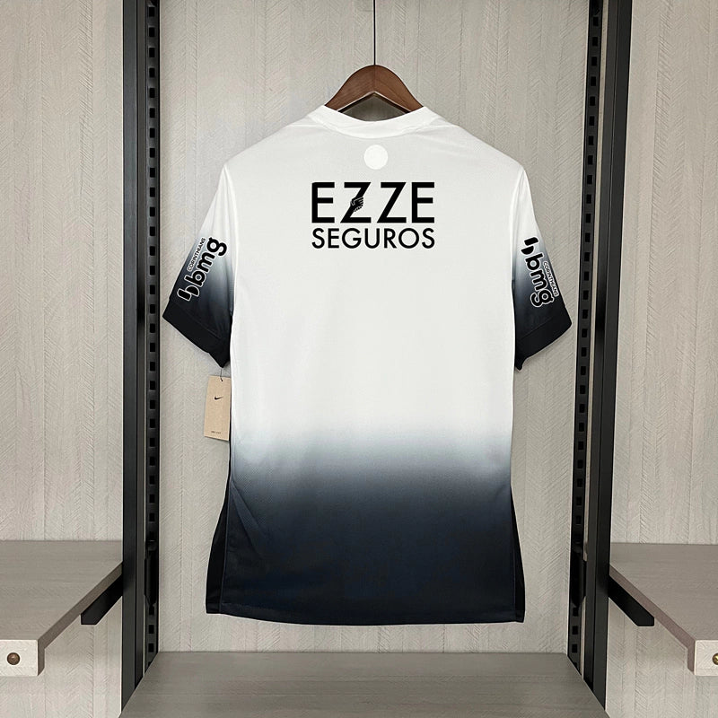 Vista traseira da camisa Nike Corinthians 2024/25 modelo torcedor com detalhes do design degradê e acabamento Premium