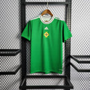 Camisa Irlanda do Norte Home I 2022/23 Adidas masculina verde com detalhes em branco e azul, gola careca, mangas curtas e tecido leve respirável para torcedores"
