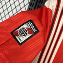 Camisa River Plate Home (1) 1996/98 Adidas Retrô Masculina, modelo branco com faixa diagonal vermelha, escudo bordado e logo clássico da Adidas, inspirada no uniforme histórico usado pelo clube argentino nos anos 90.

