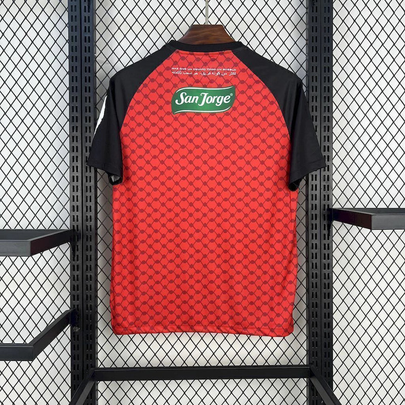 Camisa Palestino Third III 2025/26 Torcedor Masculina Vermelha, uniforme oficial do clube chileno, design moderno e vibrante, tecido respirável, escudo bordado, conforto e estilo para torcedores e colecionadores"