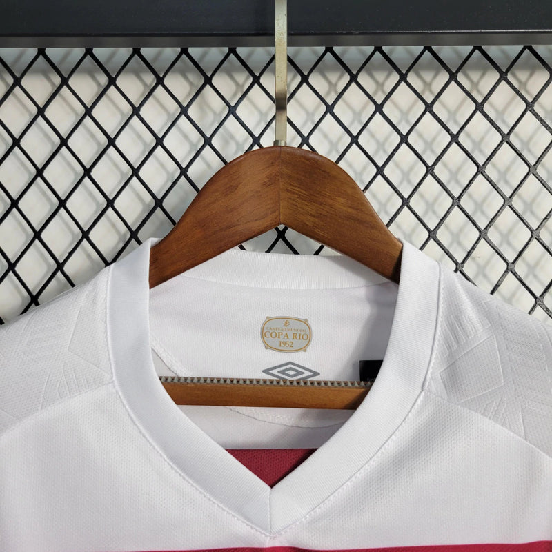 Kit Infantil Fluminense Away 2023/24 Umbro para torcedores mirins, camisa reserva listrada com escudo bordado e short oficial, uniforme infantil de futebol tricolor carioca para crianças de 3 a 13 anos, oficial e confortável."