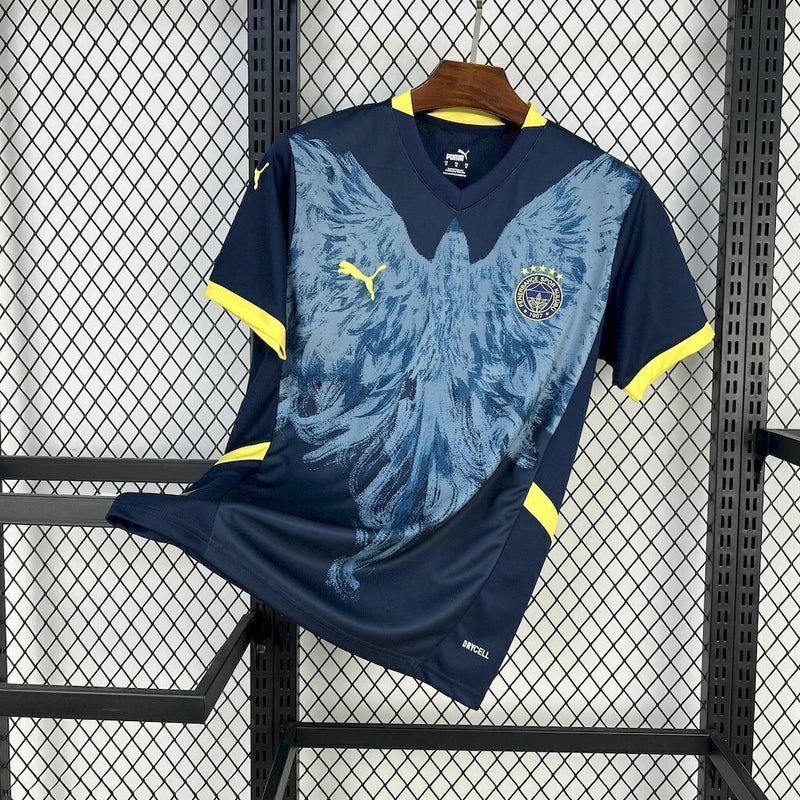 Camisa Fenerbahçe Canário 2025/26 Puma Torcedor Masculina azul, com escudo bordado no peito, detalhes em amarelo e dourado, gola redonda moderna e tecido dryCELL respirável, representando o estilo, tradição e paixão do torcedor do clube turco.