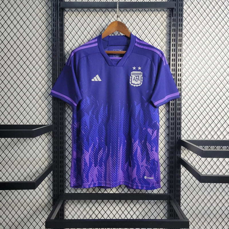 Camisa Argentina Away II 2022/23 Adidas Torcedor Masculina - uniforme oficial da seleção argentina, gola diferenciada, listras Adidas nas mangas, tecido leve e respirável, ideal para torcedores e colecionadores de futebol"