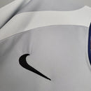 “Camisa PSG Away II 2001/02 Nike Retrô Masculina Cinza e Branca, uniforme histórico do Paris Saint-Germain com design clássico e elegante, ideal para torcedores e colecionadores.”