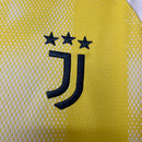 Camisa Juventus Away II 2024/25 Adidas Torcedor Masculina amarela com detalhes pretos, escudo da Juventus no peito e design moderno com tecnologia AEROREADY.