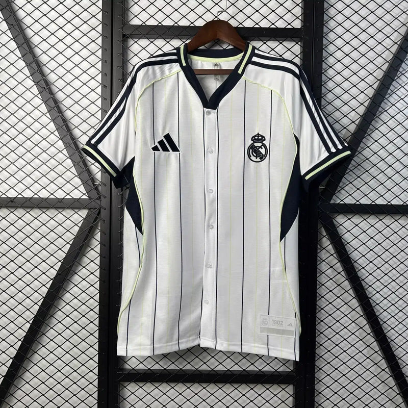 
Camisa Real Madrid Baseball 2025/2026 Adidas Torcedor Masculina branca, com listras verticais, escudo bordado do Real Madrid e design inspirado em uniformes retrô de baseball.
