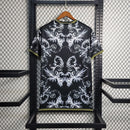 Camisa Concept Itália x Versace Puma Torcedor masculina, preta, com escudo da seleção italiana no peito, detalhes exclusivos da Versace e três listras Puma nos ombros, feita em tecido leve e respirável, modelo com caimento confortável, ideal para torcer com estilo e exclusividade.”