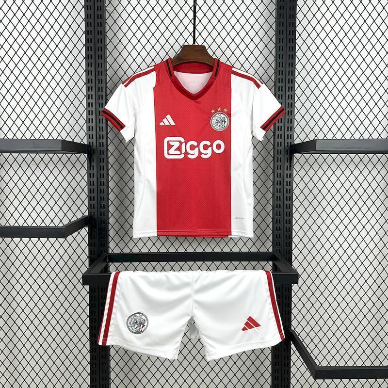 Kit Infantil Ajax Home I 2025/26 Adidas, uniforme completo com camisa e short, nas cores tradicionais do clube, ideal para treinos, jogos e momentos de lazer.