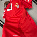Camisa Benfica Home I 2024/25 Adidas Torcedor Masculina Vermelha, design clássico com detalhes brancos, conforto e tradição do futebol português.”