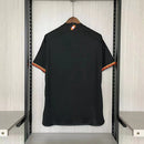 Camisa Roma Third III 2023/24 Adidas Torcedor Masculina preta, com detalhes em grená e dourado, escudo bordado da Roma e logo Adidas, tecido AEROREADY para conforto e respirabilidade.