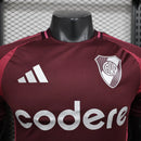 Camisa River Plate Away 2024/25 Adidas Jogador Masculina branca com faixa diagonal vermelha, escudo do clube em silicone no peito e logo Adidas estampado – uniforme oficial usado pelos atletas em campo"