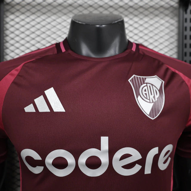 Camisa River Plate Away 2024/25 Adidas Jogador Masculina branca com faixa diagonal vermelha, escudo do clube em silicone no peito e logo Adidas estampado – uniforme oficial usado pelos atletas em campo"