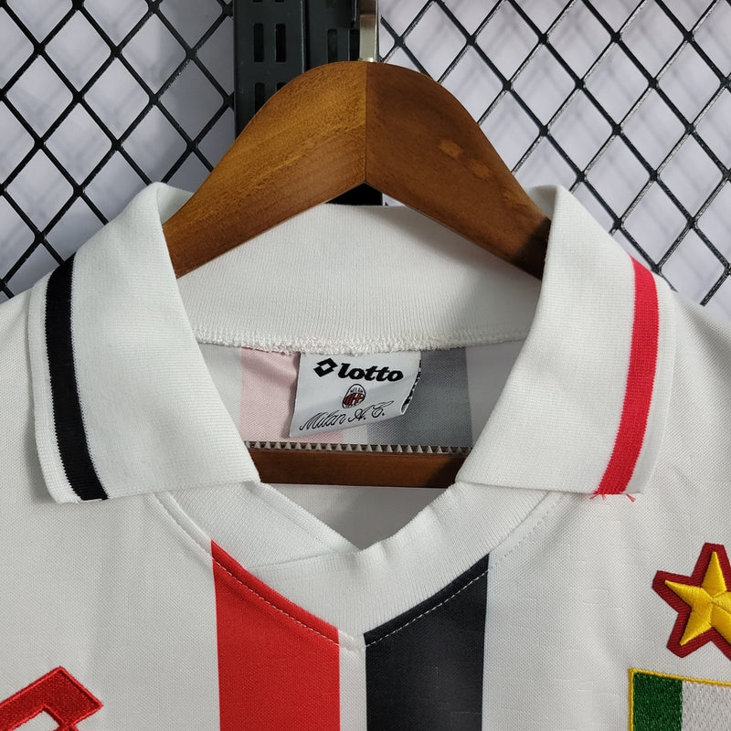 Camisa AC Milan Away (2) 1995/97 Opel Retrô Masculina, uniforme histórico branco com detalhes em vermelho e preto, disponível nos tamanhos P ao XGG, ideal para colecionadores e torcedores."