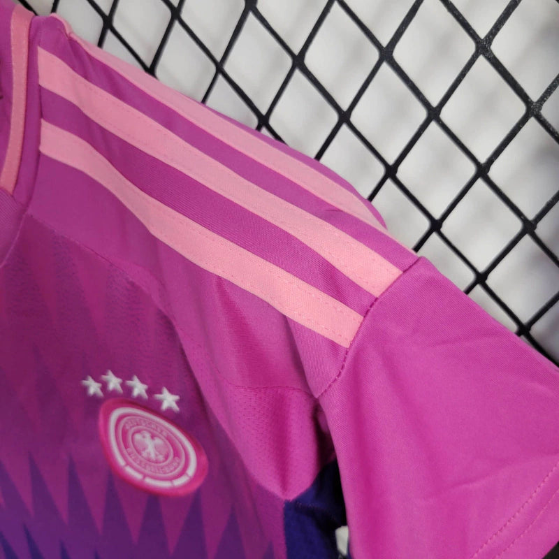 "Kit Infantil Alemanha Away II 2024/25 Adidas, camiseta e shorts brancos com detalhes em preto e vermelho, modelo oficial da Seleção Alemã para crianças de 3 a 13 anos, ideal para pequenos torcedores e colecionadores."