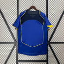 Camisa Juventus Away II 2004/05 Nike Retrô Masculina azul, escudo da Juventus bordado no peito, gola redonda clássica e detalhes em preto e branco.