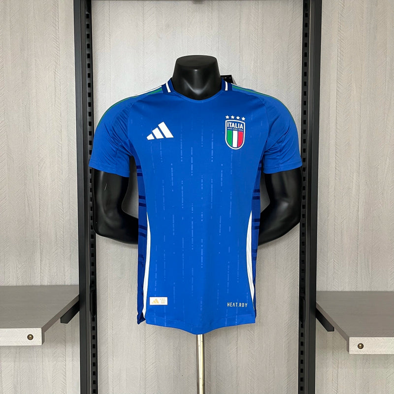 Camisa Itália Home I 2024/25 Adidas Jogador Masculina, azul, modelo slim fit de alta performance, com escudo da seleção italiana e logo Adidas em destaque, feita em tecido leve, respirável e usado pelos atletas.”