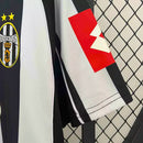 Camisa Juventus Home I 2002/03 Retrô Masculina branca e preta, escudo da Juventus bordado no peito, gola redonda clássica e listras verticais em preto e branco.