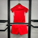 Kit Infantil Turquia Away II 2024/25 Nike, camiseta e shorts vermelhos com detalhes brancos, modelo oficial da Seleção Turca para crianças, ideal para pequenos torcedores e colecionadores