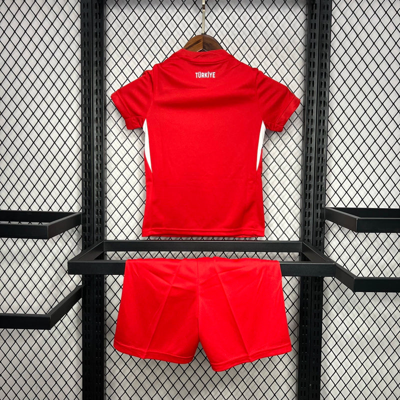 Kit Infantil Turquia Away II 2024/25 Nike, camiseta e shorts vermelhos com detalhes brancos, modelo oficial da Seleção Turca para crianças, ideal para pequenos torcedores e colecionadores