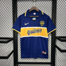 Camisa Boca Juniors Home (1) 1996/97 Nike Retrô Masculina azul com faixa amarela, escudo bordado e logo Nike estampado, modelo inspirado no uniforme oficial dos anos 90.