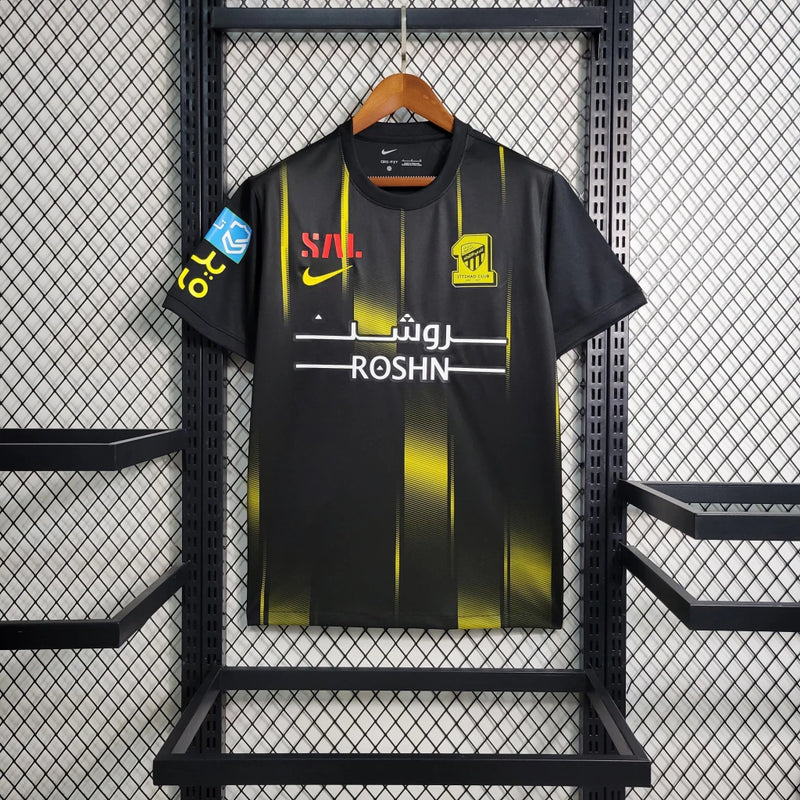 Camisa Al-Ittihad Third (3) 2023/24 Nike Torcedor Masculina com design moderno em cores exclusivas, escudo oficial estampado e tecido leve com tecnologia Dri-FIT para alta respirabilidade e conforto.