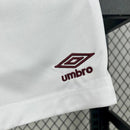 "Kit Infantil West Ham Home (1) 2025/26 Umbro oficial, camisa claret & blue com escudo do West Ham United em destaque, shorts combinando, uniforme completo para crianças de 3 a 13 anos"