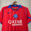 Camisa PSG Third II 2025/26 Nike Torcedor Masculina Vermelha, uniforme estiloso com detalhes em azul, tecido leve e respirável, ideal para torcedores do Paris Saint-Germain.”
