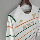 Camisa Venezia Away II 2022/23 Kappa Torcedor Masculina Manga Longa Branca com detalhes dourados e verdes, escudo do clube e design elegante inspirado na moda italiana.”
