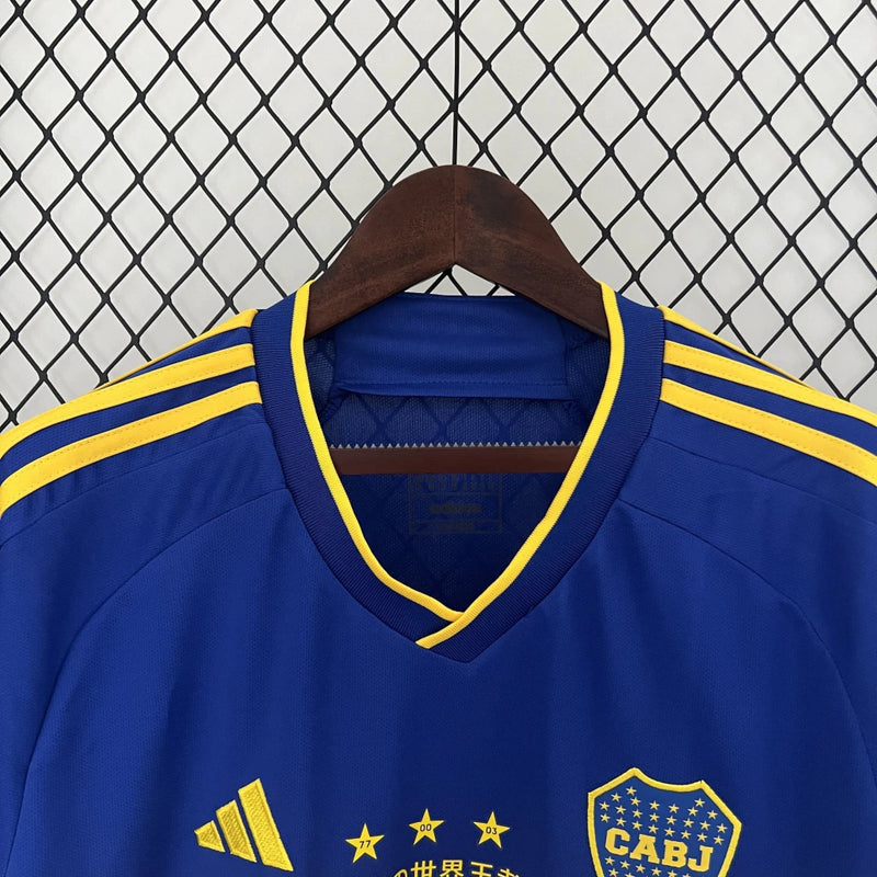 Camisa Boca Juniors 'Del Hincha' 2023/24 Adidas Torcedor Masculina azul e amarela, edição especial com escudo bordado e tecnologia AEROREADY"