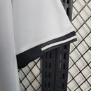 Camisa Vasco da Gama "Edição LGBT" 2021/22 Kappa Torcedor Masculina branca com faixa diagonal preta e detalhes em arco-íris, símbolo de inclusão e diversidade.