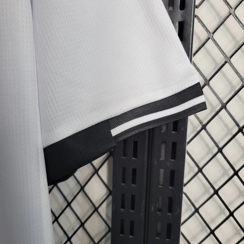 Camisa Vasco da Gama "Edição LGBT" 2021/22 Kappa Torcedor Masculina branca com faixa diagonal preta e detalhes em arco-íris, símbolo de inclusão e diversidade.