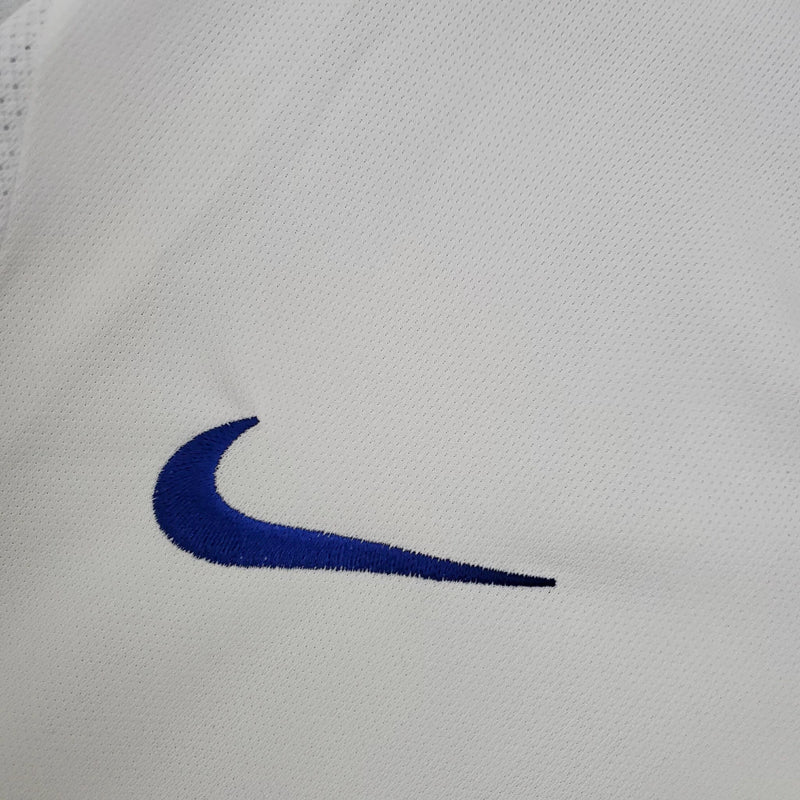 Camisa Itália Away II 1996/97 Nike Retrô masculina, branca, com escudo da seleção italiana no peito e logo Nike, feita em tecido leve e confortável, modelo retrô com caimento solto e tradicional, ideal para colecionadores e fãs de futebol histórico.”