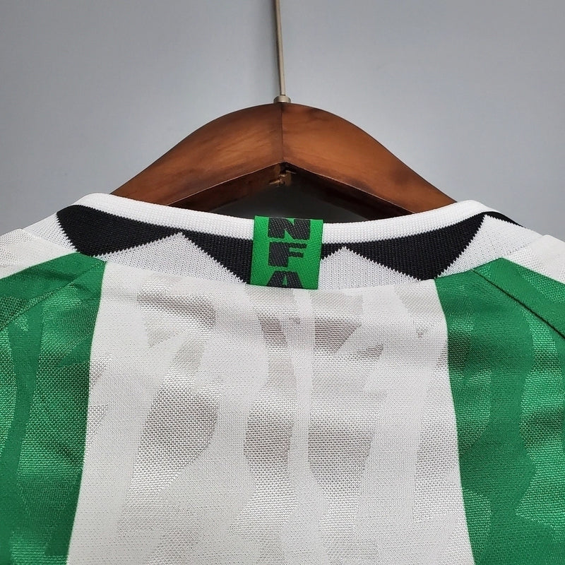 “Camisa Super Eagles retrô anos 90, Nike Nigéria 1996/97 verde, peça vintage clássica para colecionadores de futebol”