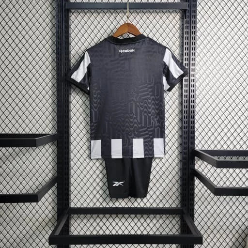 Kit Infantil Botafogo Home 2023/24 Reebok com camisa listrada preta e branca, shorts preto e meiões para crianças de 3 a 13 anos, uniforme oficial do Glorioso para pequenos torcedores"