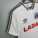 Camisa Colo-Colo Home I 1991/92 Adidas Retrô Masculina na cor branca com detalhes em preto. Modelo clássico retrô, ideal para colecionadores e torcedores do Colo-Colo.