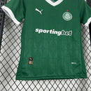 Kit Infantil Palmeiras Home (1) 2025/26 Puma – uniforme oficial infantil com camisa verde, short branco e meião, ideal para pequenos torcedores do Verdão.