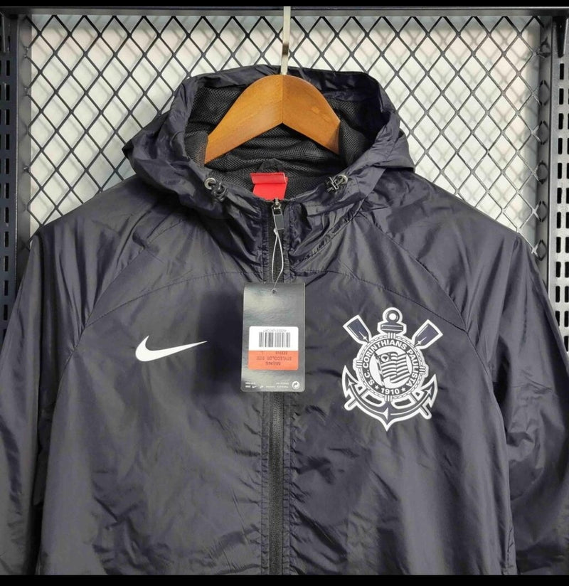 Corta vento Corinthians 2024/25 masculino nas cores preto e cinza com escudo do clube no peito