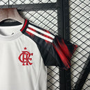 Kit Infantil Flamengo Away 2025/26 Adidas, camisa branca com detalhes em vermelho e preto, shorts e meias combinando, uniforme oficial para crianças torcedoras do Mengão."
